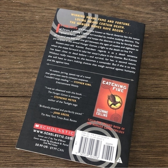 The Hunger Games by Suzanne Collins paperback book - Picture 5 of 5